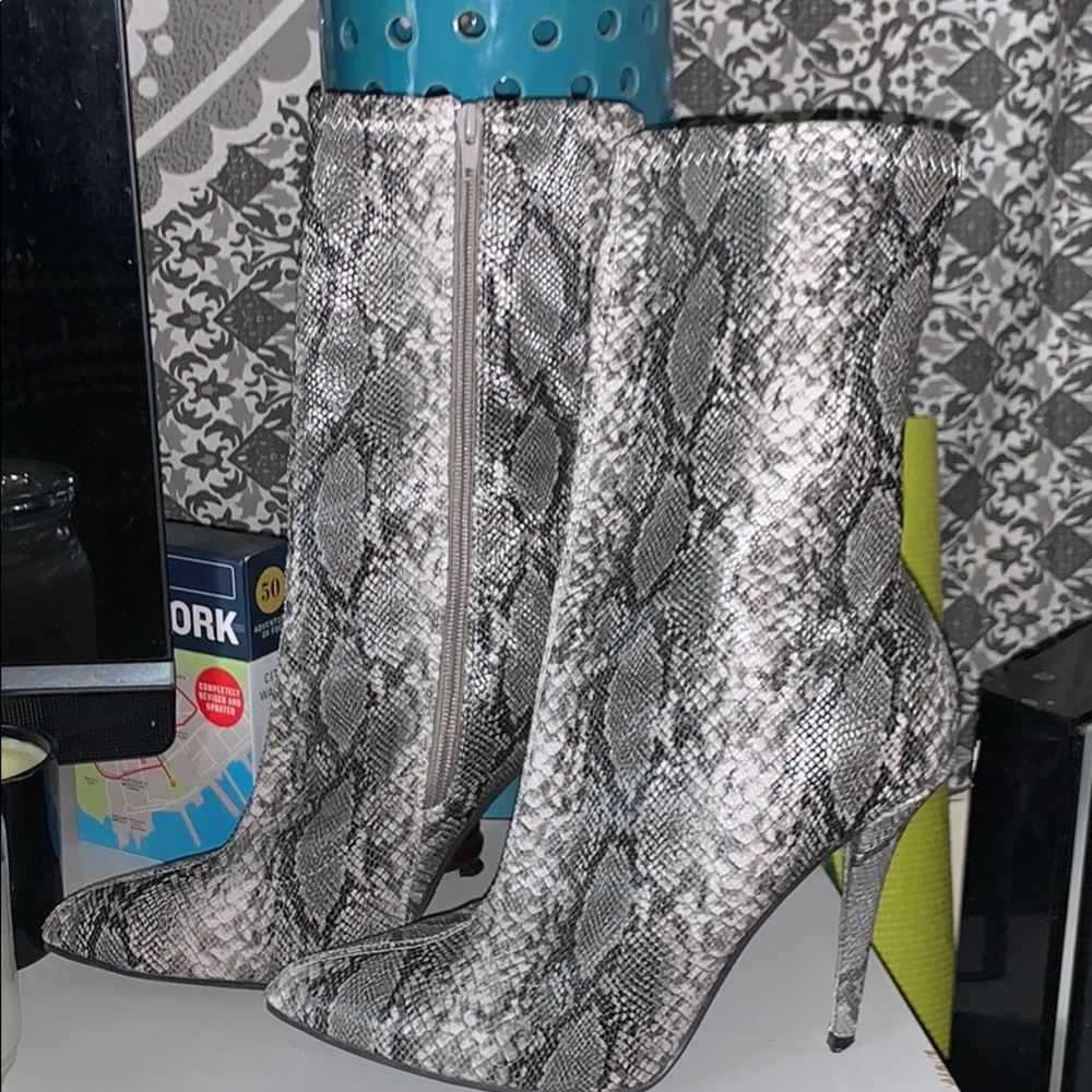 Wild Diva Queen &Slim-like Faux Snake Skin Boots